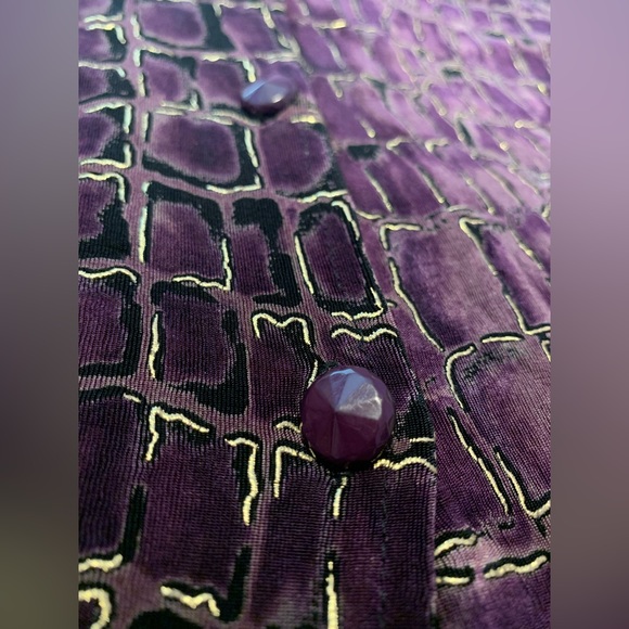 Super cool 90’s snakeskin with gold details button up blouse - Picture 5 of 13